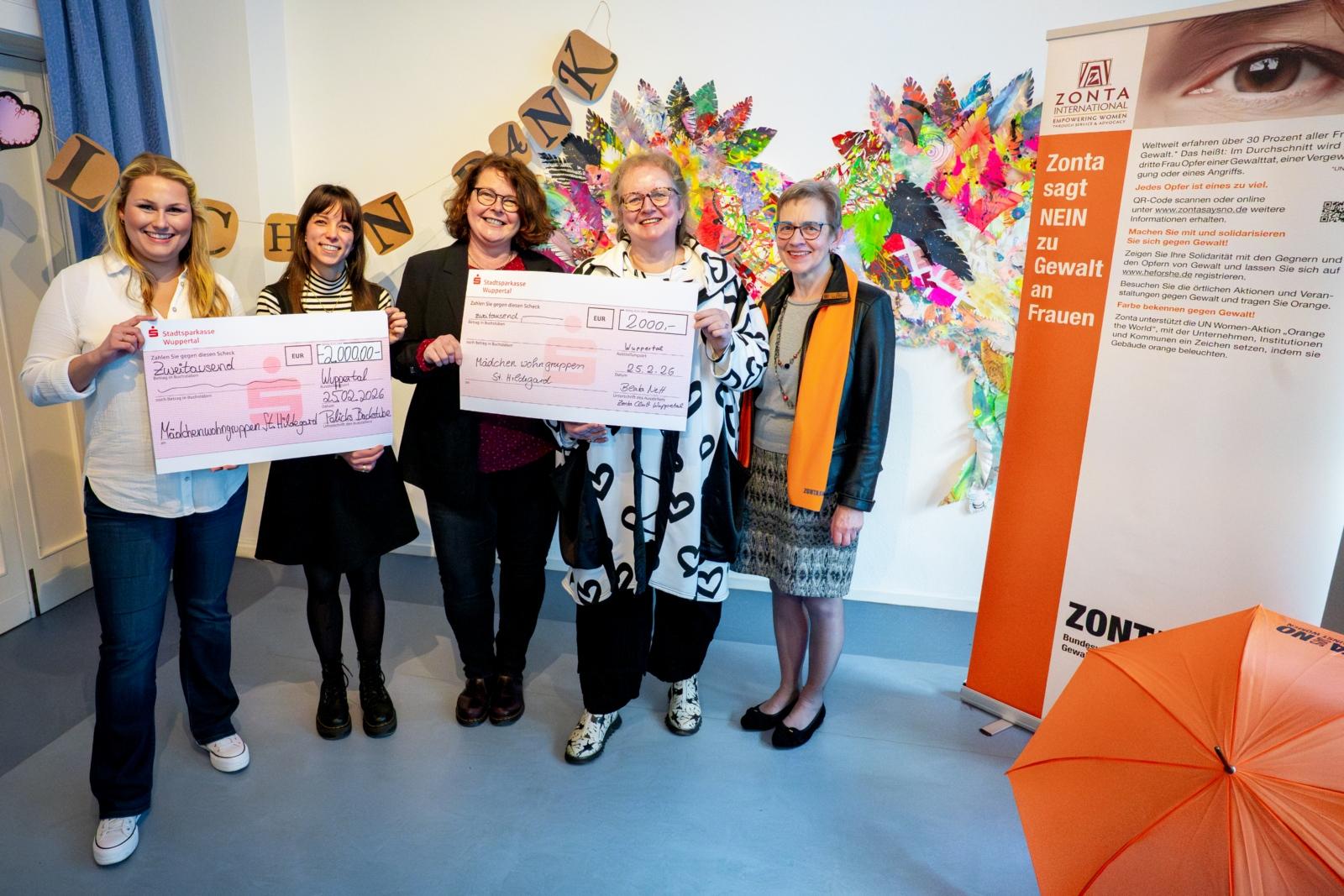 v.l.n.r. Svenja Polick, Ann-Kathrin Karadag, Bettina Karge, Beata Nett und Doris Keller bei der Scheckübergabe in den MWG