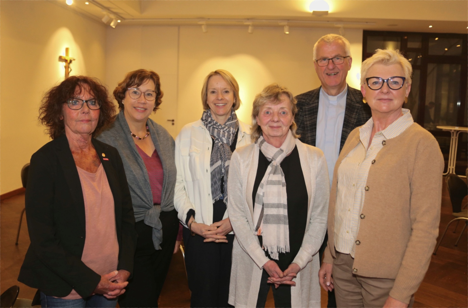 Der neue Katholikenratsvorstand stellt sich auf: Ursula Seibel, Melanie Müller-Spahn, Christine Lustig, Barbara Reul-Nocke, Pfarrer Bruno Kurth als geborenes Vorstandsmitglied und Anita Dabrowski (v. li.).