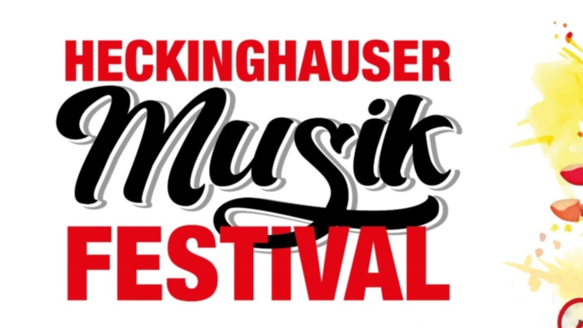 Das Poster zeigt das bunte Veranstaltungsplakat des Heckinghauser Musik Festivals. Im oberen Bereich steht in großer, auffälliger Schrift der Titel „Heckinghauser Musik Festival“. Darunter folgen Datum und Uhrzeit: Samstag, 5. Juli 2025 | 14–19 Uhr. Zentral hervorgehoben ist der Anlass „250 Jahre Alte Zollbrücke“.  Das Plakat ist farbenfroh gestaltet und enthält stilisierte Musiknoten, Instrumente und fröhliche Figuren, die eine lebendige Atmosphäre vermitteln. Rund um einen grafisch dargestellten Gaskessel sind die acht Bühnenstandorte aufgelistet: Bayer Platz, Gaskessel, Stadtteilzentrum, Café Johannis, Krawatte, Alte Zollbrücke, Lazarus Haus und CVJM.  Außerdem sind einige Highlights des Programms abgebildet: Live-Musik, Mitmachaktionen, Hüpfburg, Rudelsingen, Snacks und Getränke. Am unteren Rand sind Logos der Veranstalter und Förderer zu sehen.