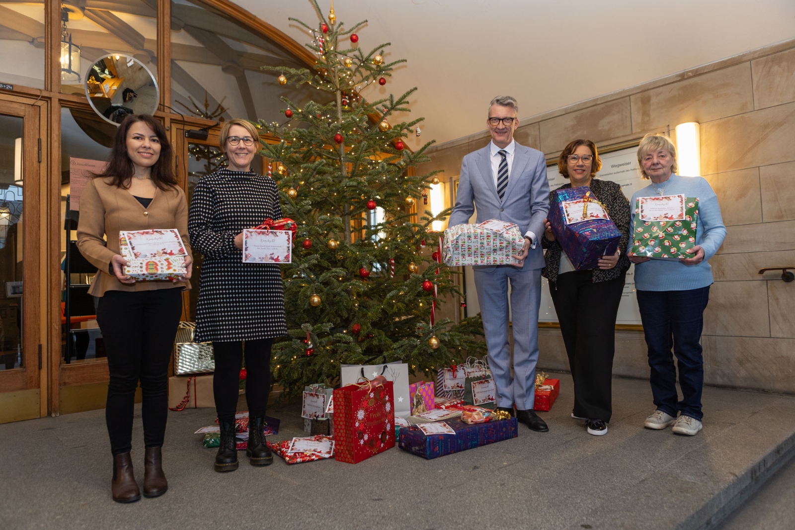 Geschenkübergabe im Remscheider Rathhaus | v. l. n. r.: Sonja Nakowitz, Linda Anscheit, Sven Wolf, Melanie Müller-Spahn, Barbara Reul-Nocke