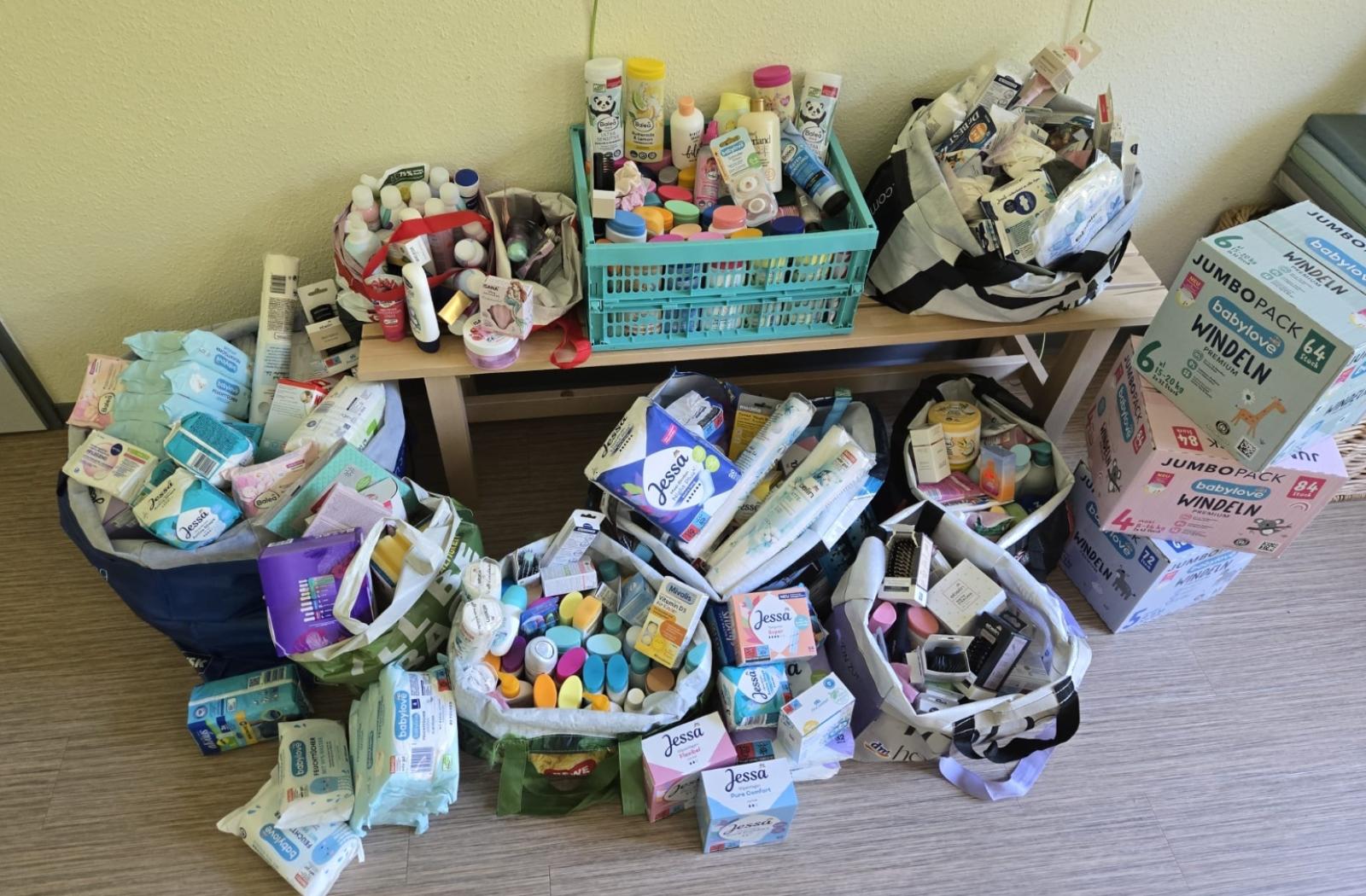Dank der Aktion „Ein Teil mehr“ kamen zahlreiche Hygiene- und Pflegeprodukte für die Bewohnerinnen und Kinder des Frauenhauses zusammen.